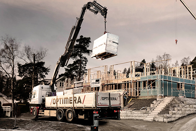 Kranbil fra Optimera leverer byggevarer på byggeplass
