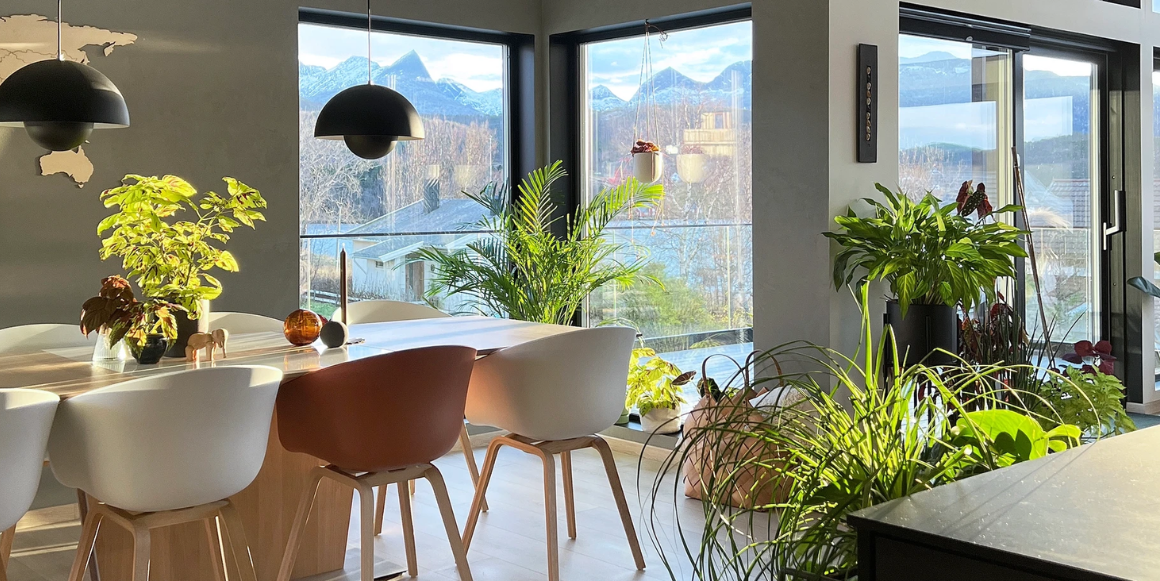 bilde av stue med flotte vinduer