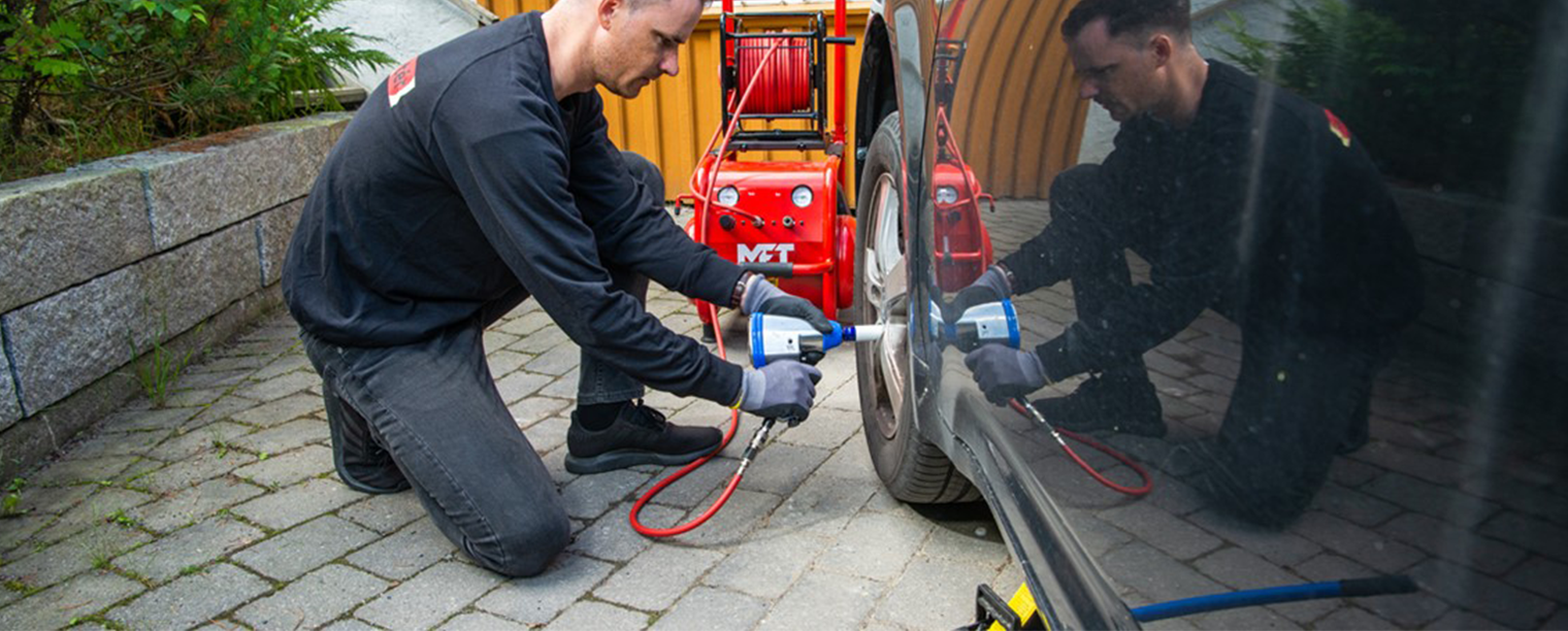 mann som bruker MFT kompressor