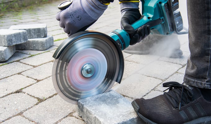 Nærbilde av mann som bruker vinkelsliper.