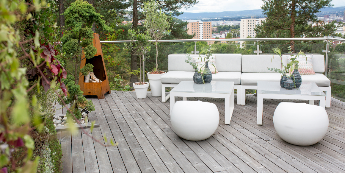 terrasse med god utsikt der terrassebord i kebony er benyttet
