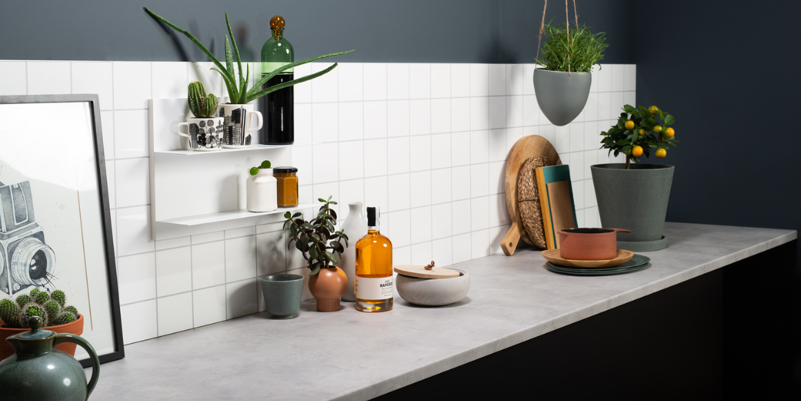 kjøkkenbenk med benkeplate i fargen lys betong, stylet for fotoshoot
