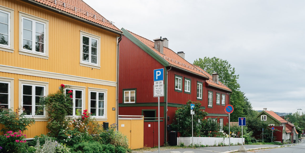 Gult og rødt hus hvor det er malt med fargemal