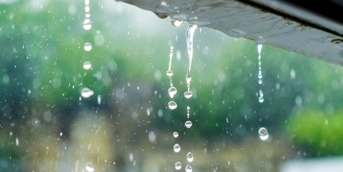 vann som renner nede fra tak som illustrasjonsfoto på vask av hus i regnvær