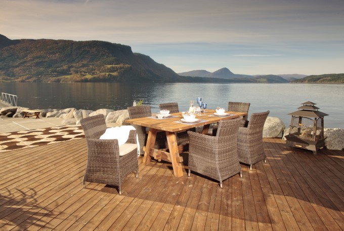brune royalimpregnerte terrassebord med flott utsikt