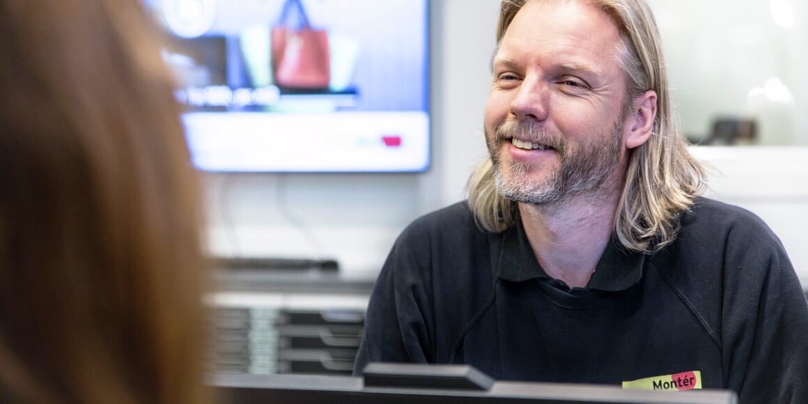 Montér ansatt som hjelper en kunde Få skreddersydde råd ved å booke et kjøkkenmøte. Utforsk våre kjøkkenløsninger og designalternativer. Skap ditt drømmekjøkken sammen med oss.