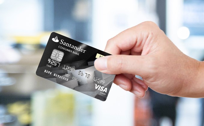 bankkort fra Santander med Montér logo vist frem av hånd neste byggeprosjekt