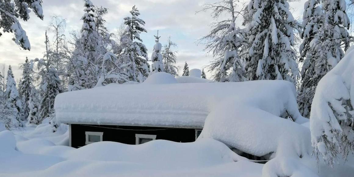 snøfullt hyttetak som bør måkes fritt for snø