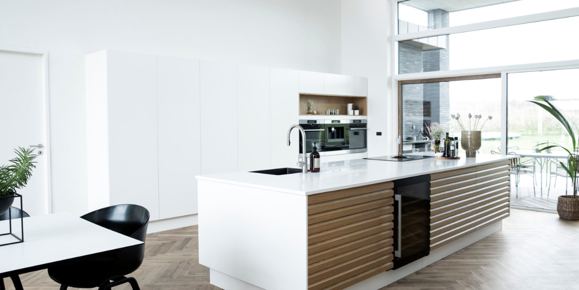 kjøkken av typen oak line fra danske aubo - her i utførelse med kjøkkenøy og høyskap med hvitevarer