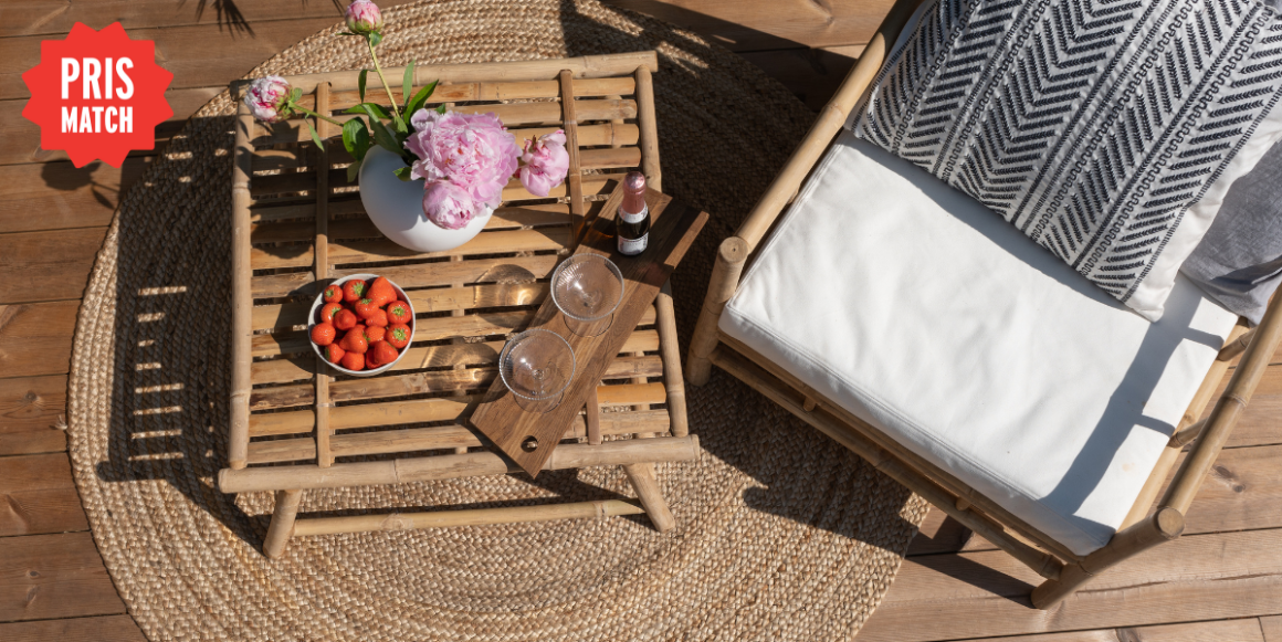 Terrasse med hvit sofa og bord. Moderne store glassvinduer bak