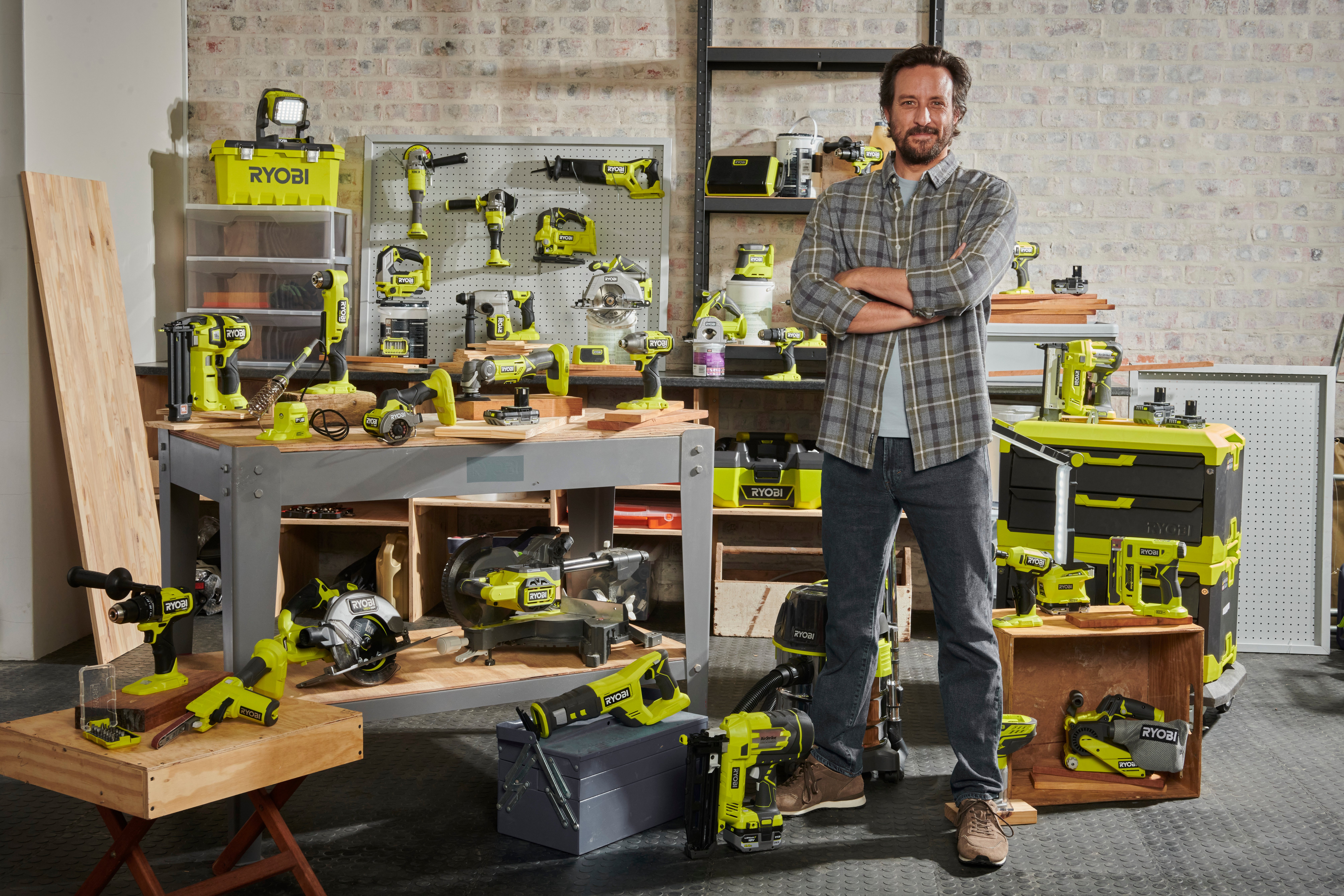 Mann som står ved elektroverktøy fra Ryobi