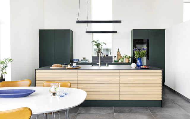 Aubo Sense grønt kjøkken med mørk kjøkkenøy