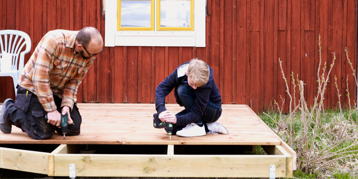 Legg grunnlaget for en solid terrasse med godt grunnarbeid. Riktig drenering, komprimering av jord og jevnt underlag er nøkkelen til varig konstruksjon.