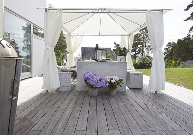 grå terrasse med delikat dekorering