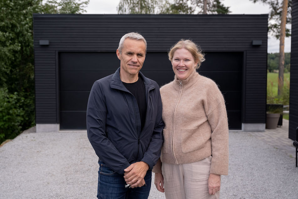 Bilde av Trond og Anne Kristin Blikstad som bygde sin garasje «Balder» inntil funkishuset deres.