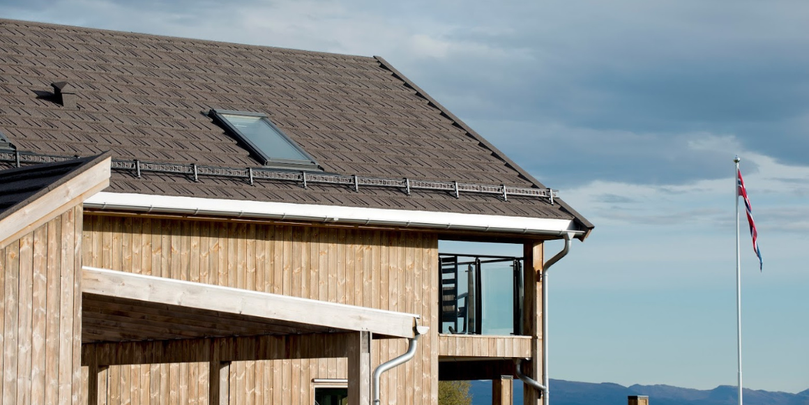 bilde av tak med takstein fra bmi vist på et hus i norge