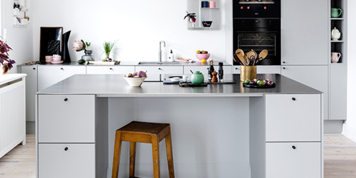 moderne kjøkkenoppsett med kjøkkenøy og hvite fronter.