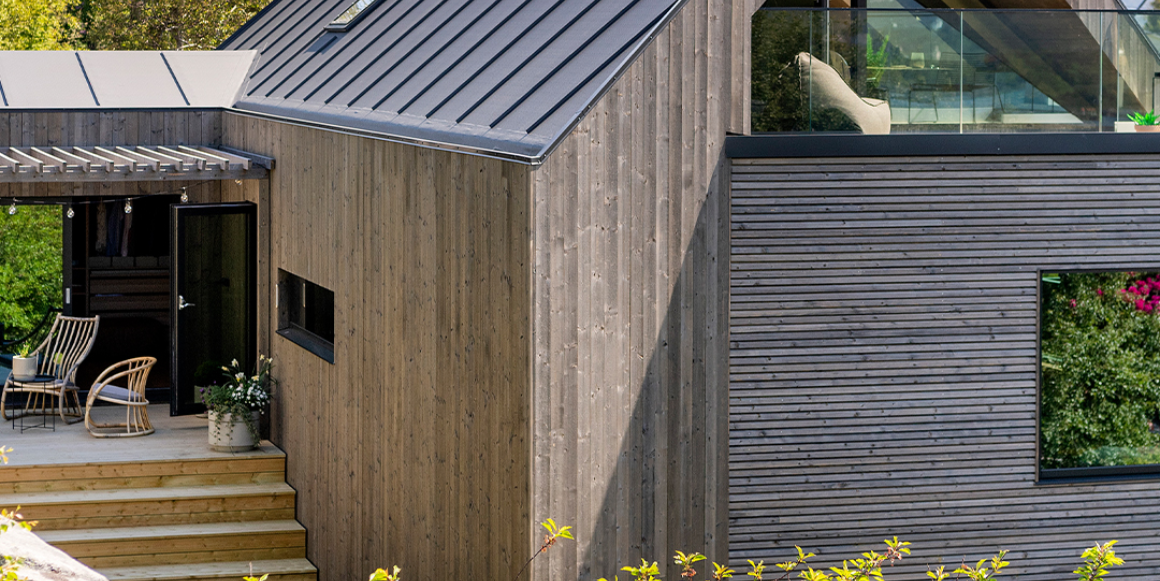 Kledning i stående og liggende retning på moderne hus