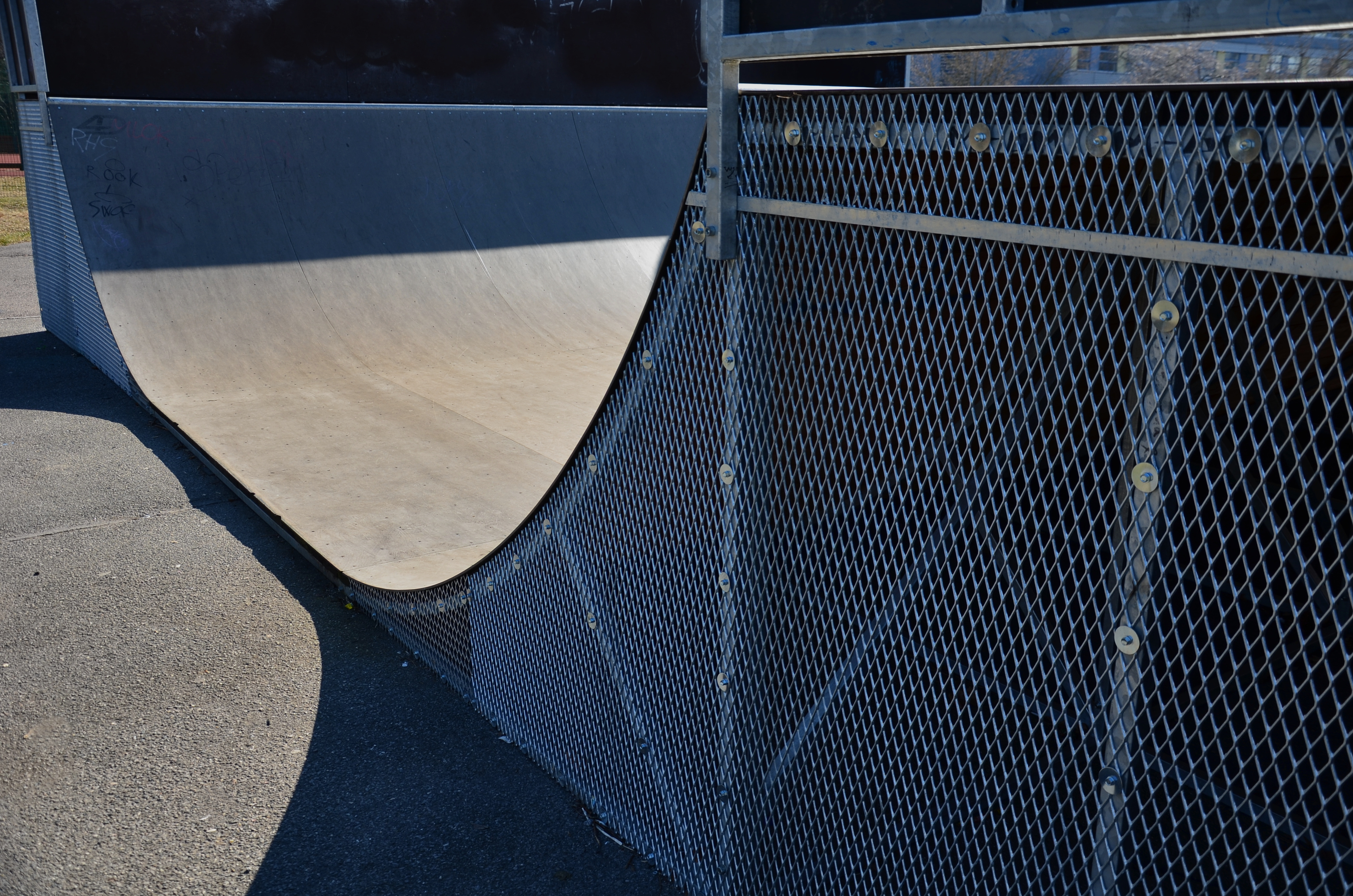 Skateboardrampe med reisverk i metall og skate-underlag av vannfast kryssfinér.