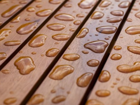 Steg 9 Jevnlig vedlikehold av terrassen sikrer at treverket holder seg godt over tid. Vi gir deg tipsene for de ulike terrassebordene.