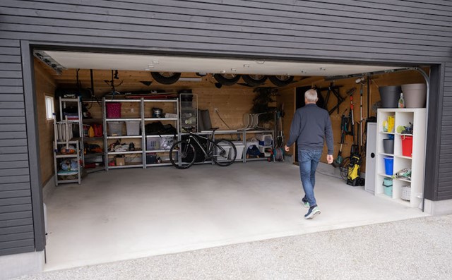 Bilde av Trond og Anne Kristin Blikstad sin garasje «Balder» inntil funkishuset deres. 