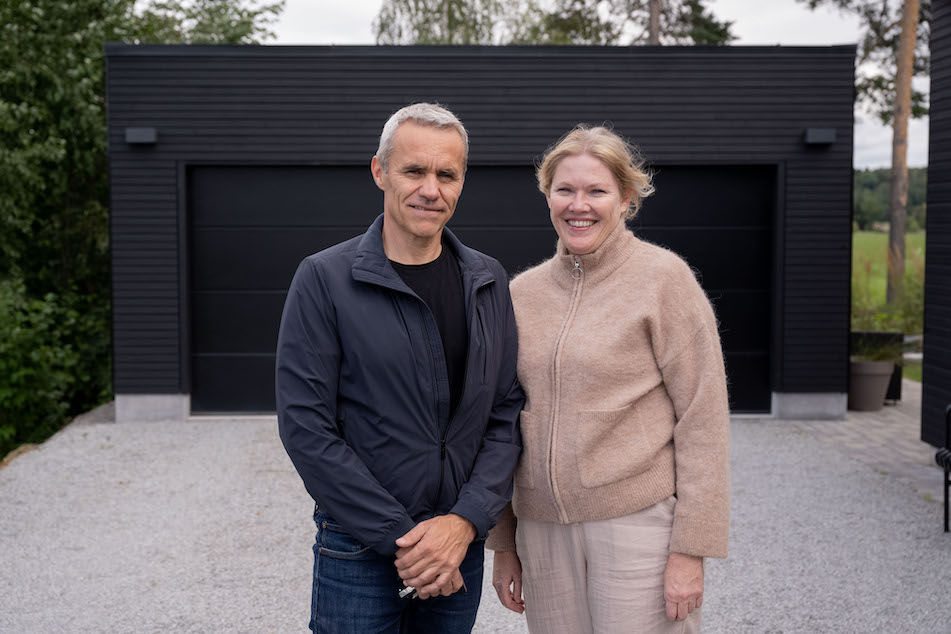 Bilde av Trond og Anne Kristin Blikstad som bygde sin garasje «Balder» inntil funkishuset deres. 
