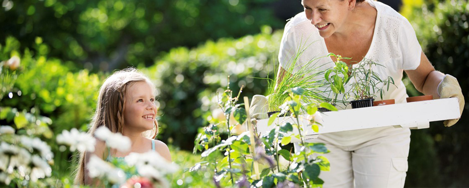 Mor og datter steller hagen med god plantejord