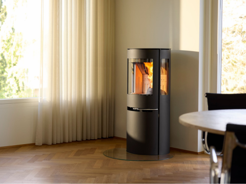 Aduro hybridovn i lun stue med solskinn