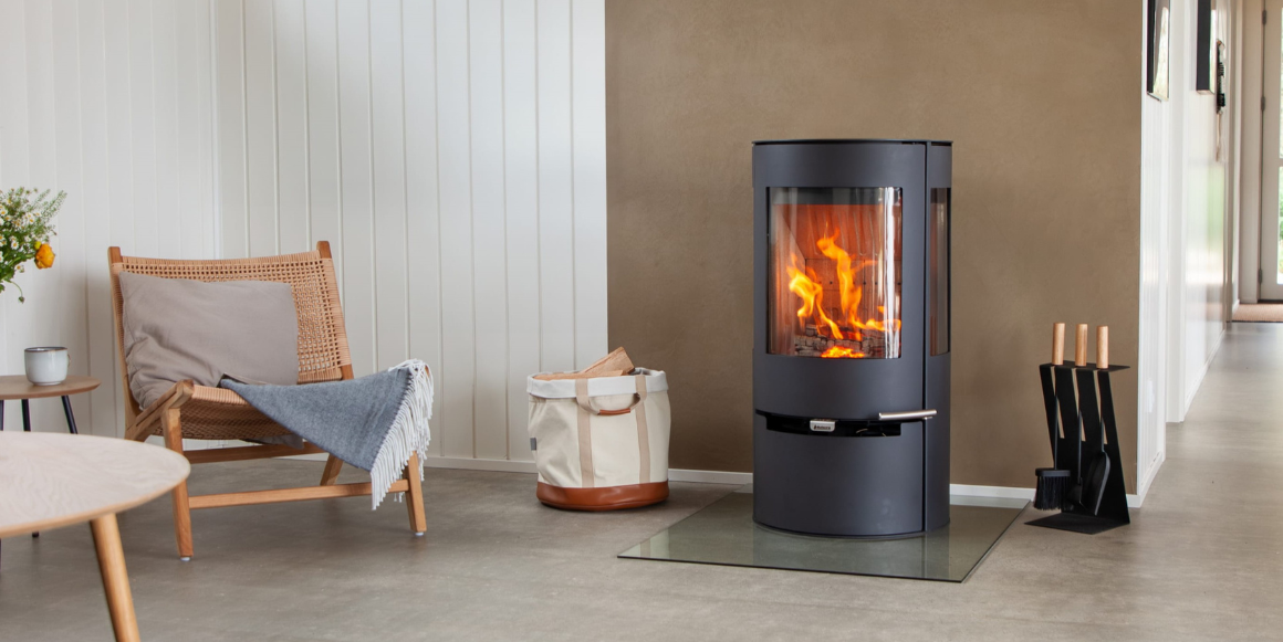 Aduro er en av Europas ledende produsenter av vedovner og peisovner, kjent for å kombinere elegant skandinavisk design med avansert teknologi.