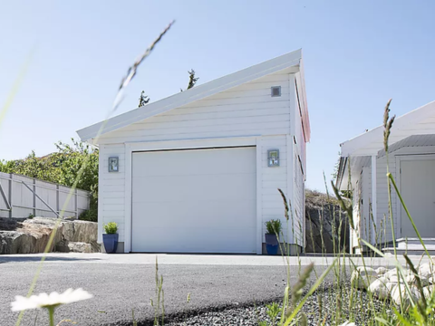 Steg 2 Det finnes mange forskjellige garasjemodeller å velge mellom. Tenk gjennom om du ønsker loft, en bod eller plass til flere biler og se vårt utvalg her!