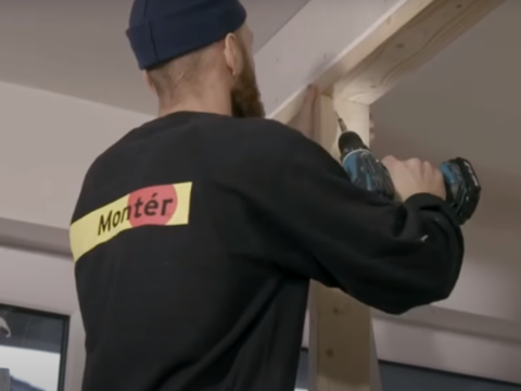 En lettvegg er en enkel måte å dele opp et rom på. Det krever litt materialer, nøyaktighet og ikke mist godt verktøy. Se videoen nedenfor og følg stegene for et komplett resultat!