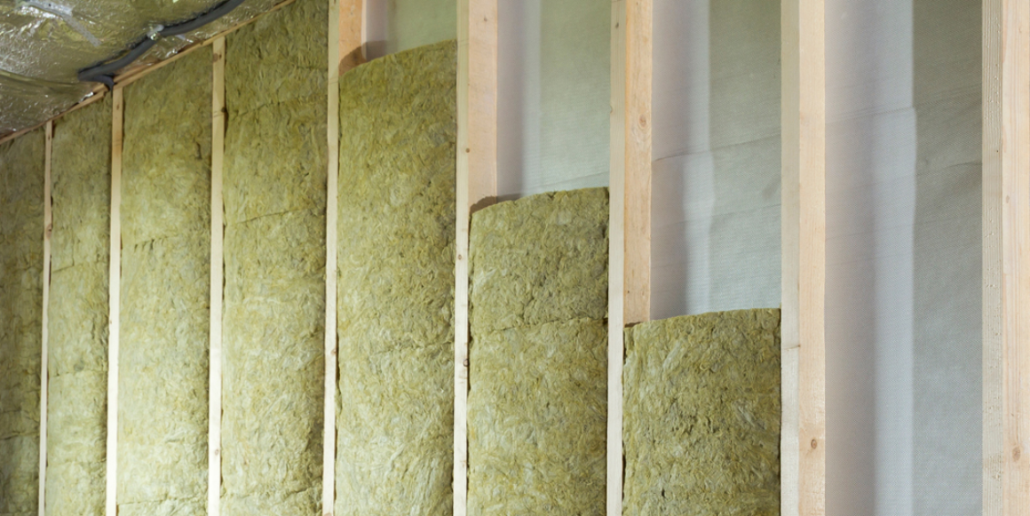 Hva koster en komplett lettvegg med innerdør og isolasjon? Det hjelper vi deg med - her får du handlelisten!