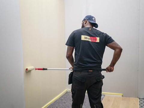 Å male veggen er en enkel jobb som gir umiddelbare resultater. Vi viser deg hvor enkelt det kan gjøres og noen enkle tips for at resultatet skal bli så pent som mulig.