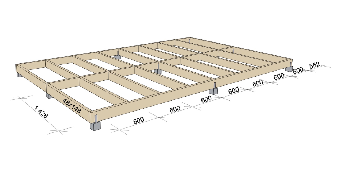 3. Kapp så opp 18 stk. 48x148 mm impregnert konstruksjonsvirke til 1428 mm. Disse skrus fast imellom de tre bjelkene du festet i trinn 1. Bruk treskruer 6x120 mm.  4. Begynn med de ytterste, og fest deretter 600 mm fra senter bortover. Den siste blir da ca. 552 mm fra senter.