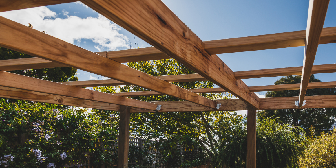 Planlegger du å bygge pergola denne sesongen? Vi hjelper deg med hva du bør tenke på før du går i gang.