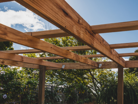 pergola innredet med hagemøbler og lyssatt med utelys