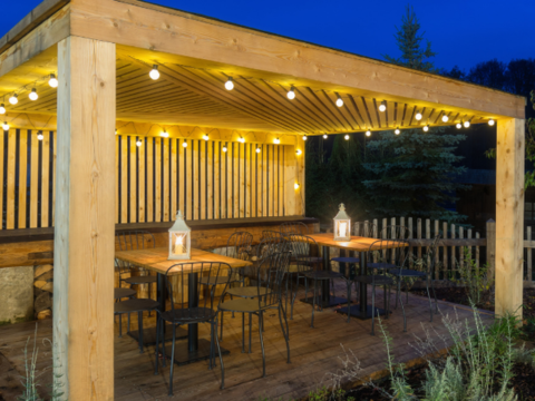Pergola er et populært valg til terrassen. Innreder du den riktig, blir den til sitt eget rom. Her er interiørarkitektens tips!