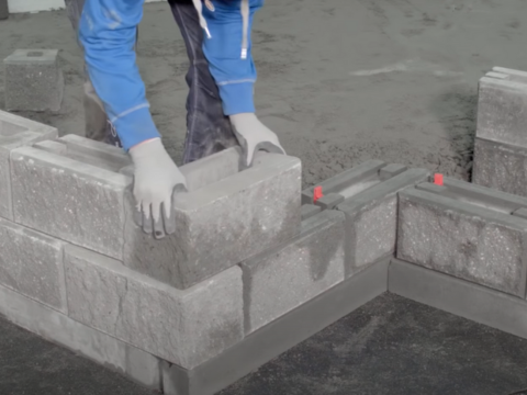 Steg 3 Vi hjelper deg gjennom prosessen med å bygge støttemur - steg for steg. Se video og hør vår spilleliste til jobben!