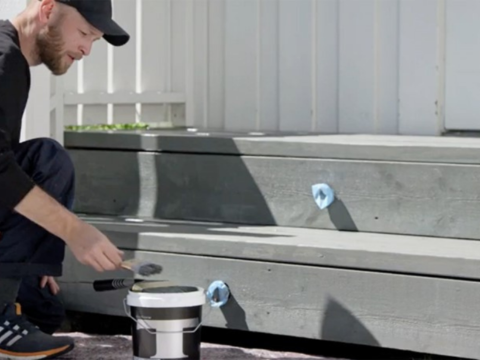 Steg 8 Behandler du terrassen godt, holder den seg fin i mange år. Vi viser deg hvordan du beiser terrassen for et resultat som varer.