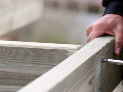 Steg 2 Vi viser deg hvordan du bygger rammeverk til terrassen eller plattingen, og hva du bør tenke på. se film som viser steg for steg!