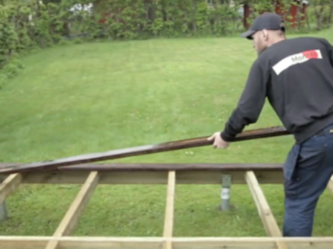 Slik legger du terrassebord Ønsker du deg en ny terrasse eller platting? Vi viser deg hvordan du legger terrassebordene på en enkel og sikker måte!