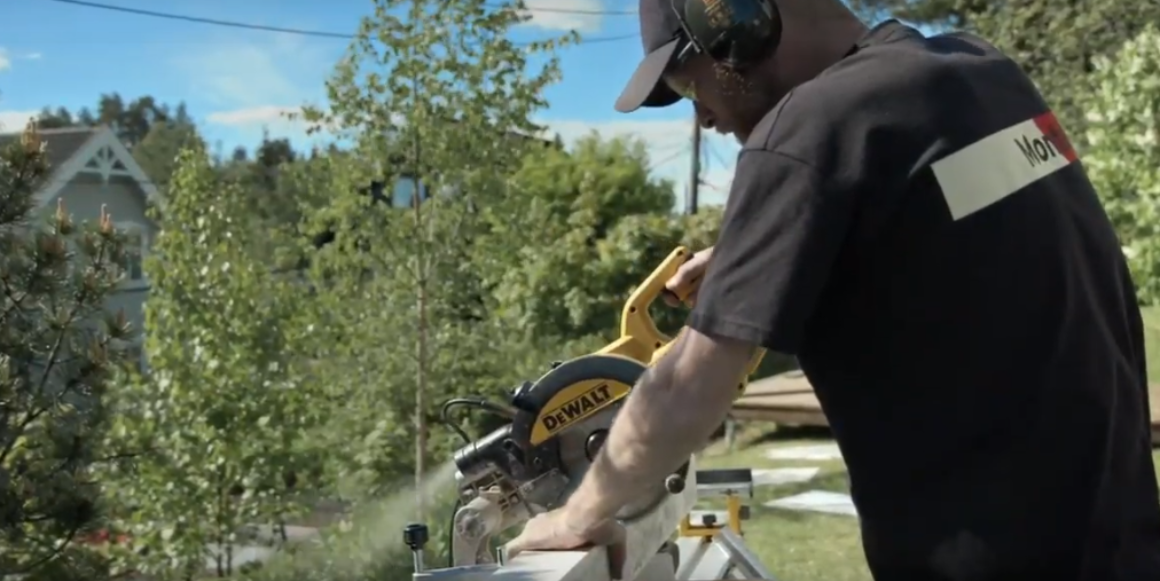 6. I dette eksempelet er det brukt et lavere panel med vinkel på enden av leveggen. Endestolpen må derfor kappes til, slik at den passer med høyden til panelet.