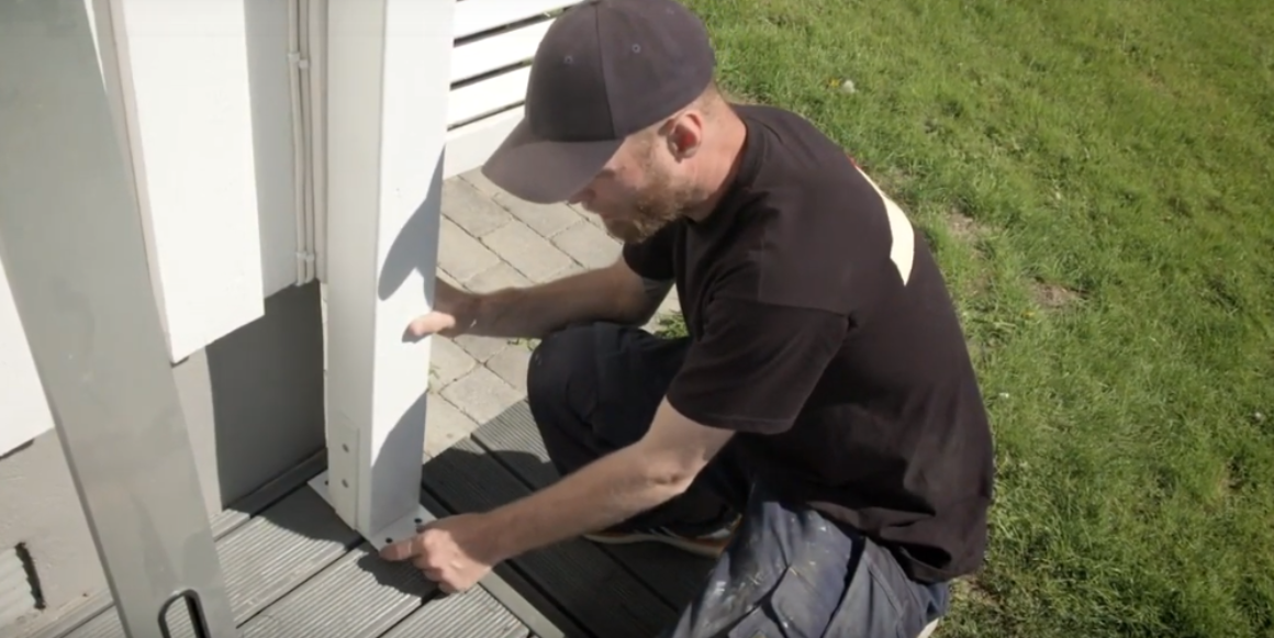 1. Aller først trenger du å finne et punkt å feste leveggen til på terrassen eller plattingen. Velg et punkt der skruene har mye å ta tak i, for eksempel rett over sperren. (Den ligger på undersiden av terrassebordene, helt i kanten av terrassegulvet).