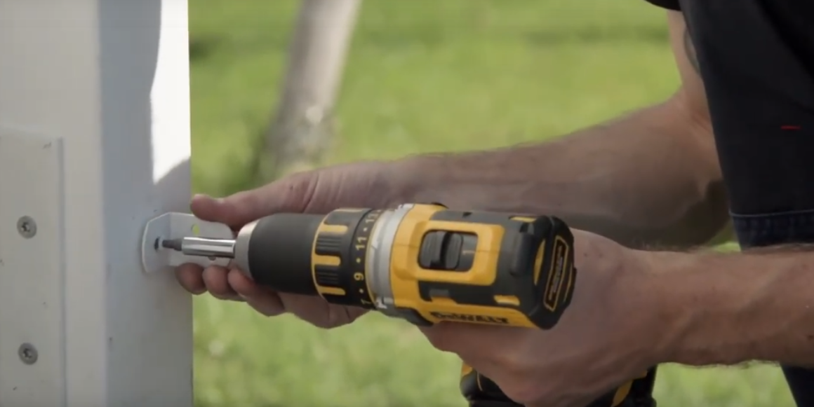 3. Neste steg er å feste brakettene. Fest brakettene i stenderen først, slik at du kan skru fra baksiden inn i panelet etterpå.