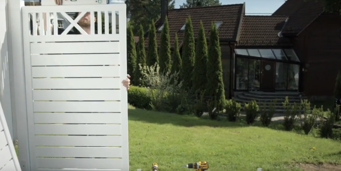 4. Når brakettene sitter i stenderen, kan du sette inn det første panelet i leveggen. Sjekk at panelet står helt rett, før du skrur dem fast fra baksiden.