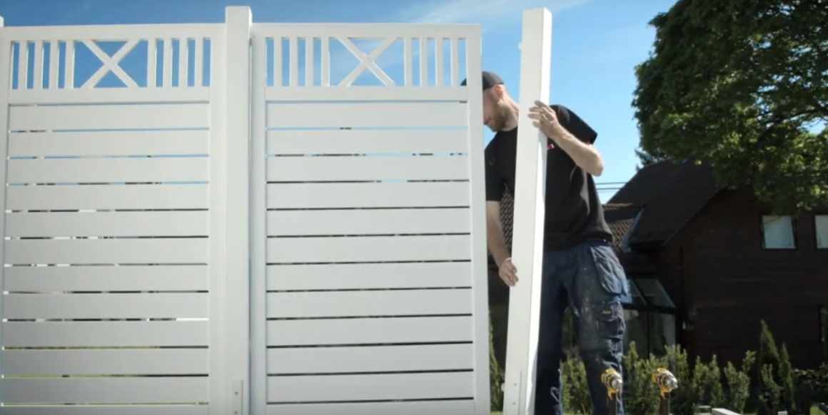 5. Slik fortsetter du prosessen; Ny stolpesko og stender for å stive av leveggen, deretter panel.