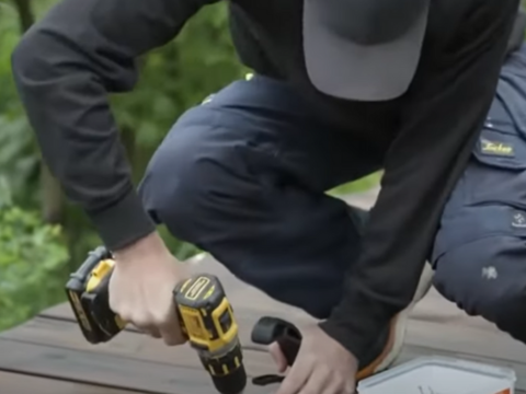 Steg 5 Å montere terrassebordene til terrassen eller plattingen er ofte den enkleste jobben. Vi viser deg hvordan du får det fint