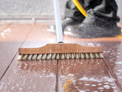 Slik vasker du terrassen Det er lite som gir en bedre følelse av vår enn en nyvasket terrasse. Hvordan går du frem for å få et godt resultat? Her er alt du trenger å vite om terrassevask – trinn for trinn.