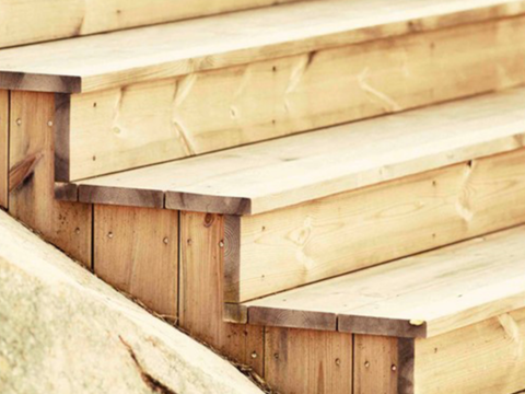 Steg 6 Dersom du skal bygge terrassetrapp i tre, kan du kjøpe materialer hos oss. Velg gjerne samme materiale som selve terrassen for et helhetlig uttrykk.