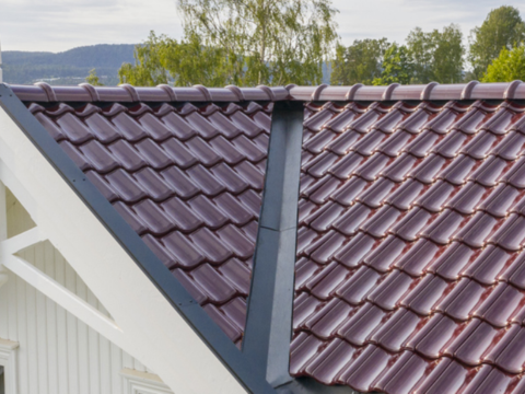 Takstein Mange ønsker å legge takstein selv, men er usikre på hvordan det gjøres. Her viser vi deg fremgangsmåten, og du får både film og bilder som skal hjelpe deg å lykkes med ditt prosjekt!